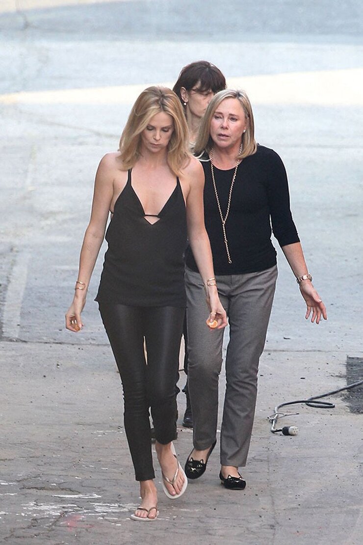 Charlize Theron Annesinin Babasını Vurduğu Geceyi Anlattı