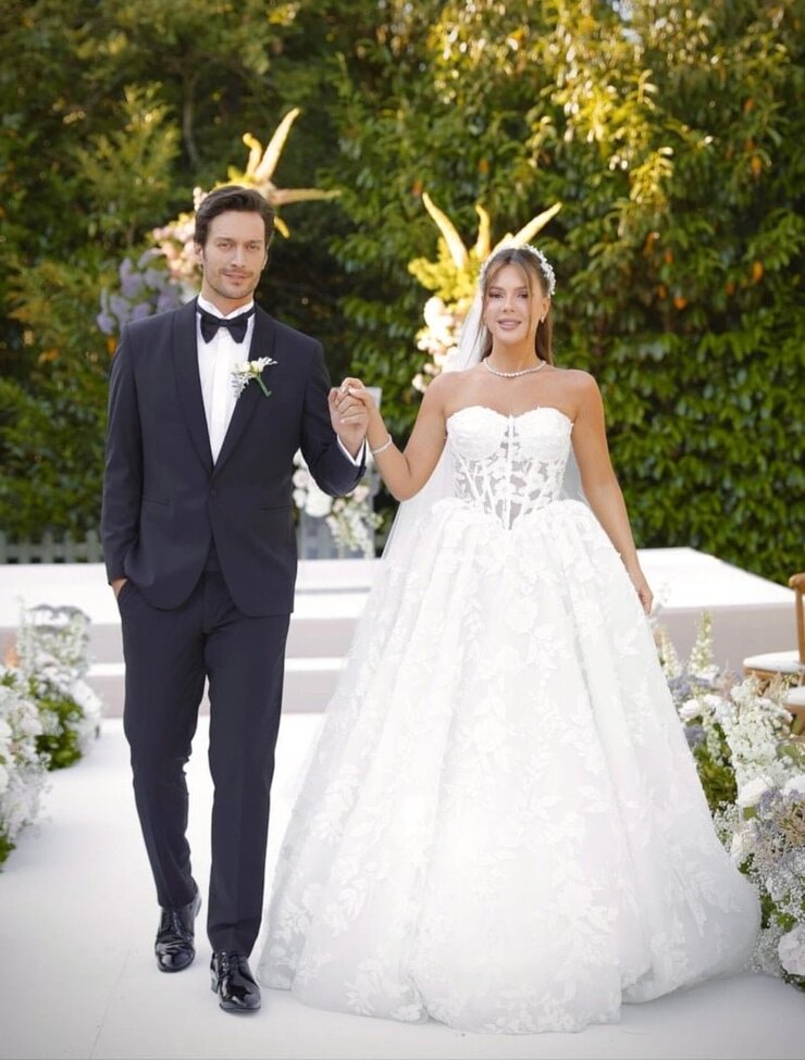 Claude responded: Feyyaz Şerifoğlu Hamile Eşiyle Aile Pozu Paylaştı