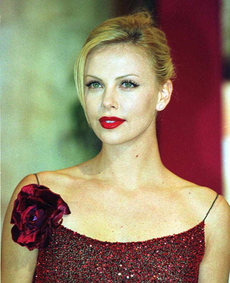 Charlize Theron Hawaii Tatilinde 50 Yaşında Büyüledi