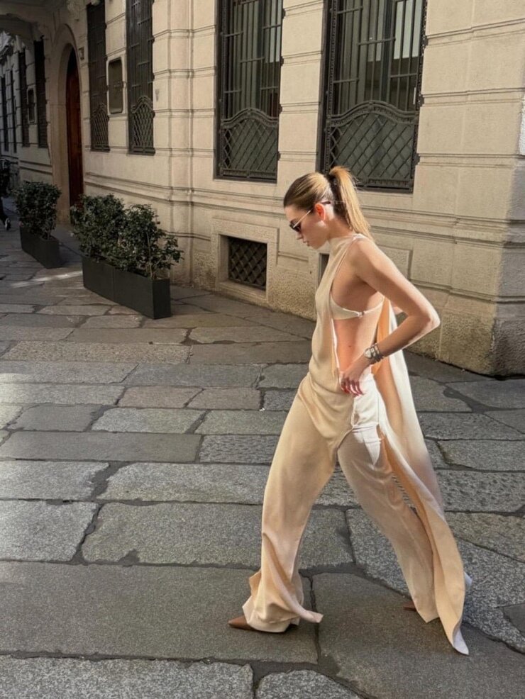 Afra Saraçoğlu Milano Tatilinden Şık Kareler Paylaştı