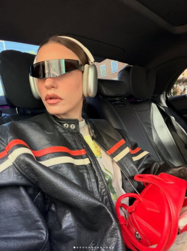 Serenay Sarıkaya Futuristik Gözlükleriyle Sosyal Medyayı Salladı