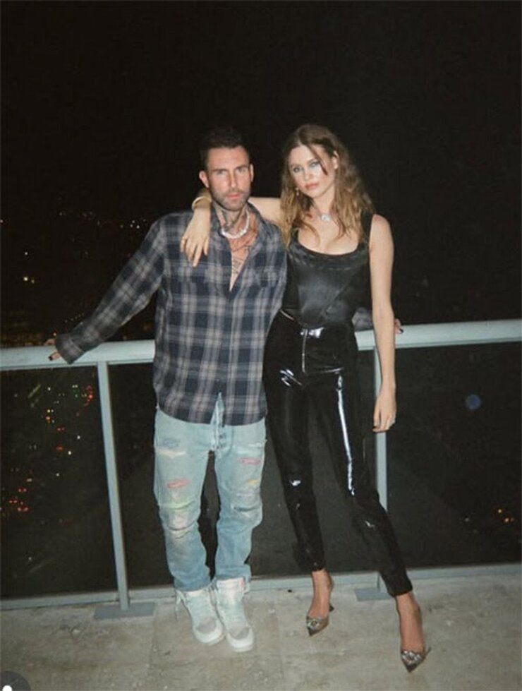 Behati Prinsloo Kocasının Telefonunu Her Gün Kontrol Ediyor