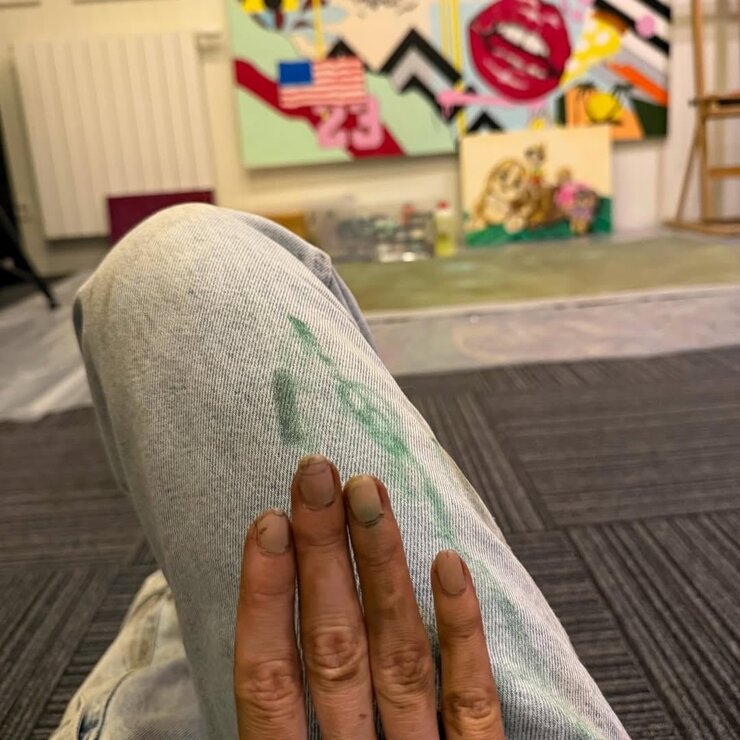 Bensu Soral Resim Sergisine Hazırlanıyor