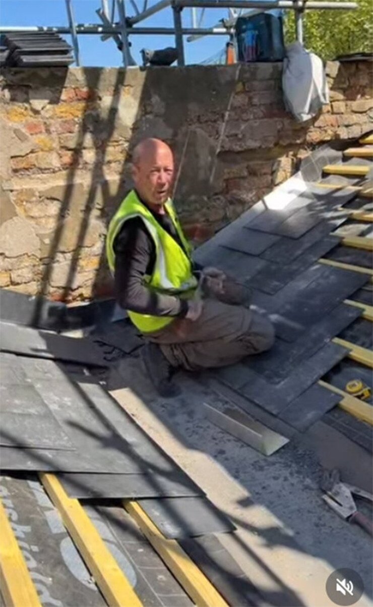 East 17 Üyesi John Hendy Milyonluk Anlaşmadan Pay Alamadı Çatı Ustası Oldu