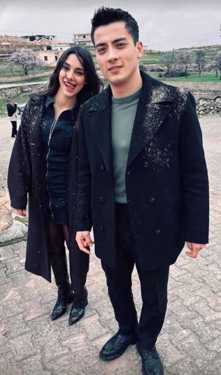 Uzak Şehir Dizisinin Başrol İkilisi Sosyal Medyayı Salladı