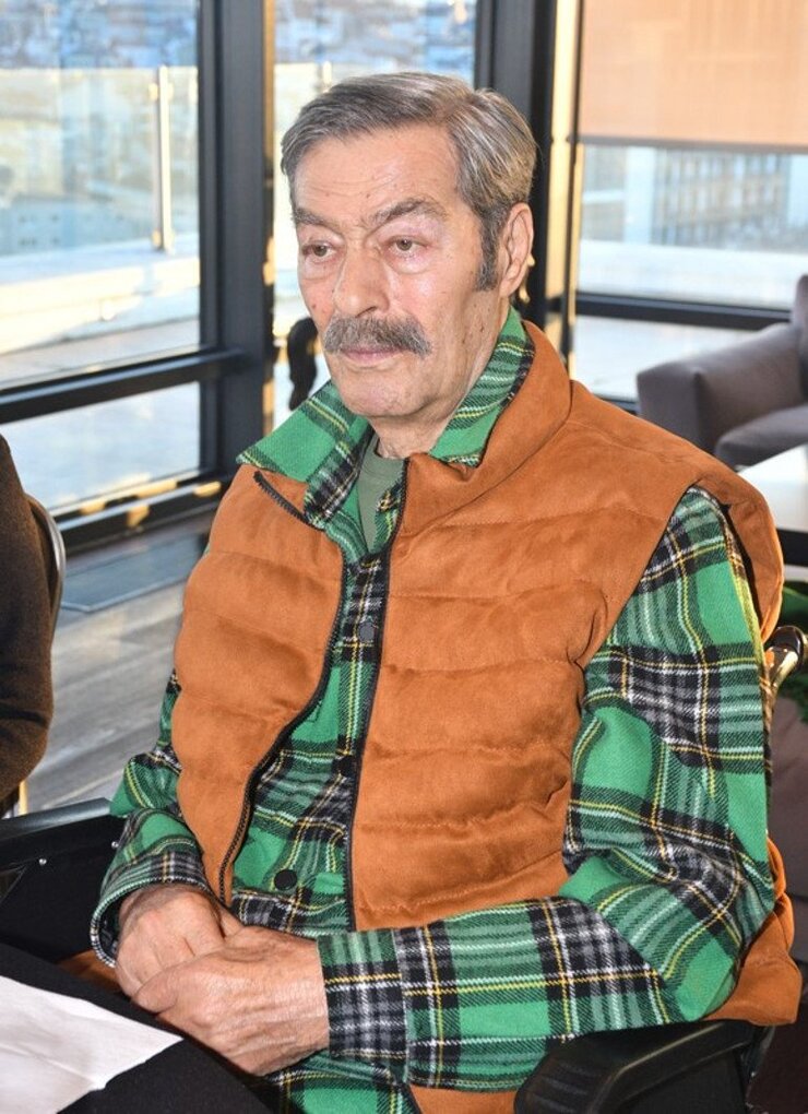 Kadir İnanır Fizik Tedavide Ayağa Kalktı