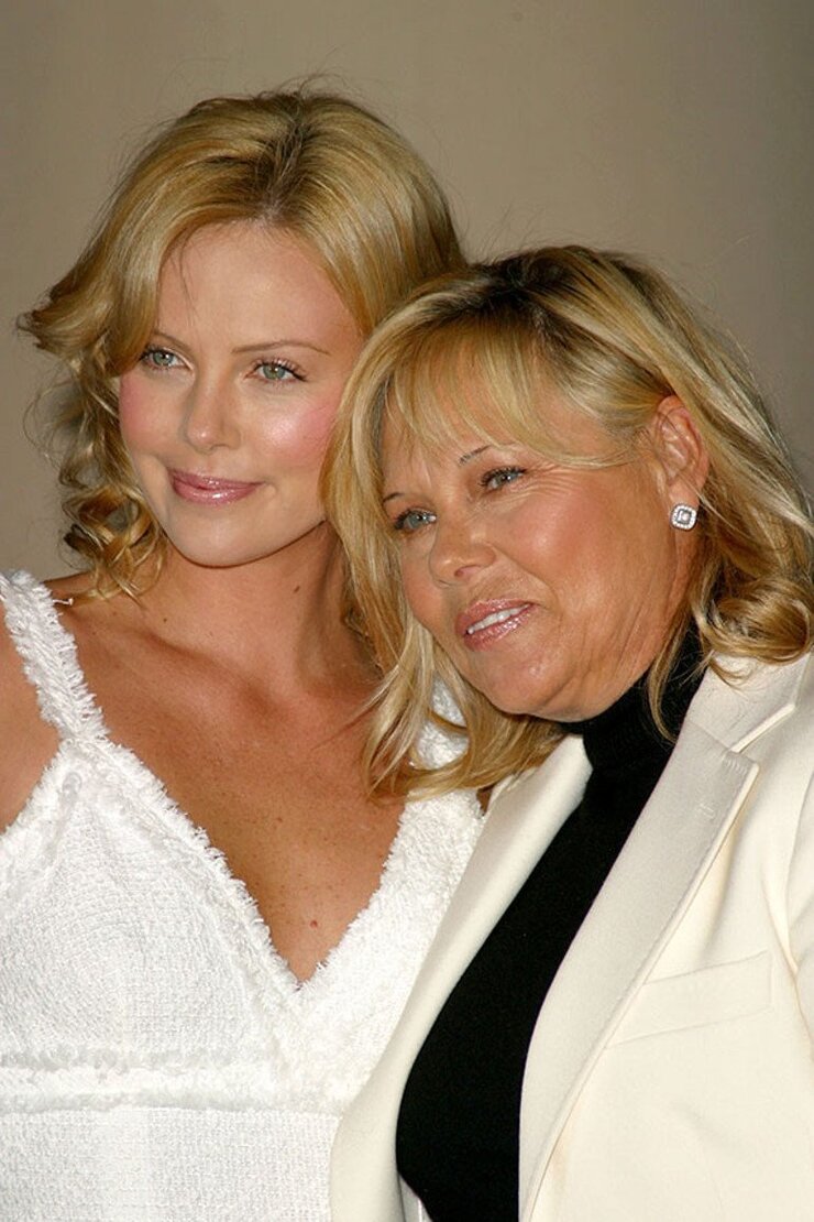 Charlize Theron Annesinin Babasını Vurduğu Geceyi Anlattı