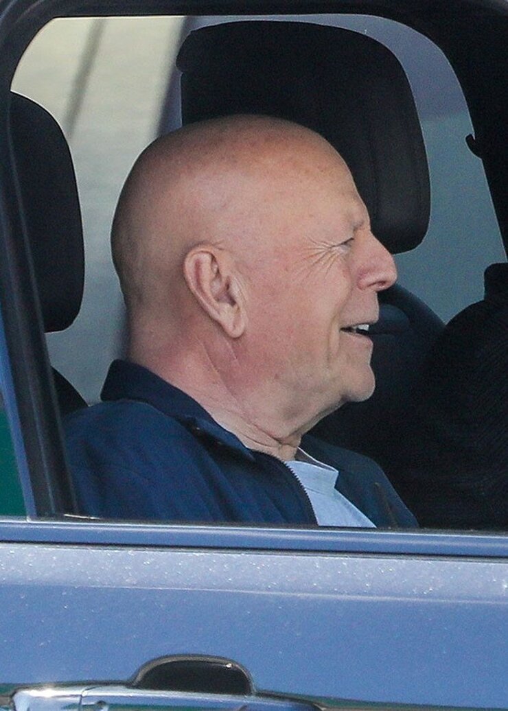 Bruce Willis Demansla Mücadelesinde Aile Desteğiyle Güldü