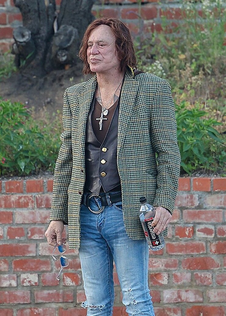 Mickey Rourke Evsiz Kaldı Kim Basinger Yardım Teklif Etti