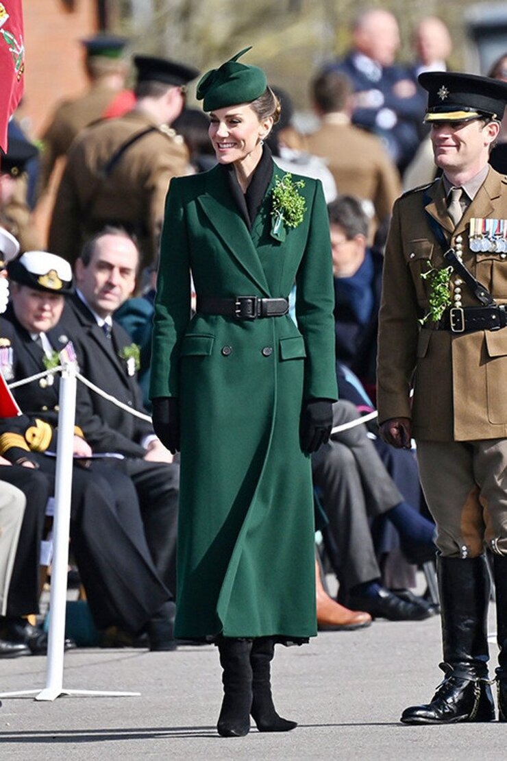 Kate Middleton Yaz Sıcağında Manto Giymek Zorunda