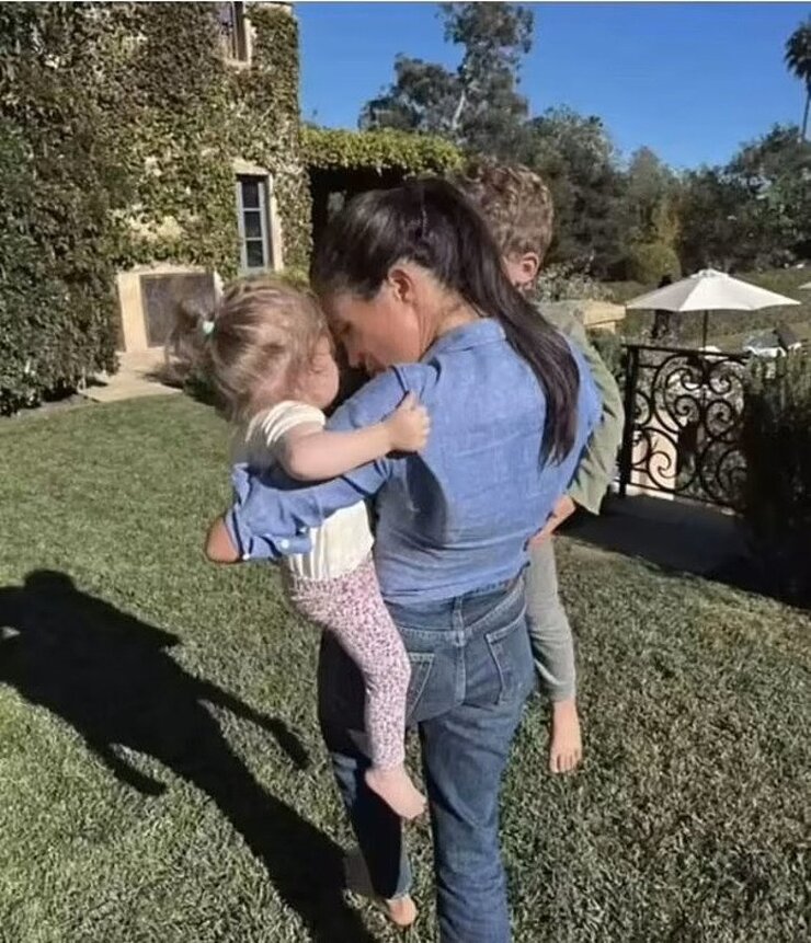 Claude responded: Meghan Markle Çocuklarının Unvanlarını Mum Satışında Kullandı