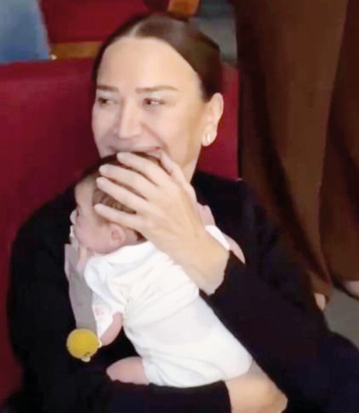 Bestemsu Özdemir Galaya 2.5 Aylık Oğlunu Getirdi