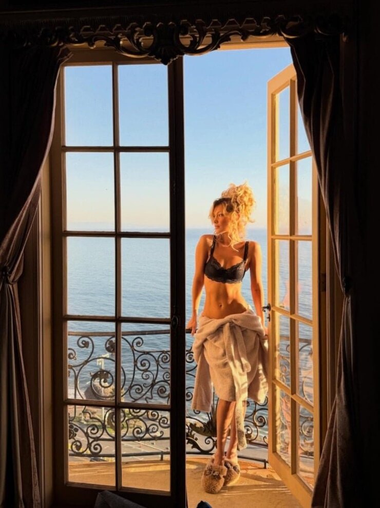 Bella Hadid Miss Sixty Kampanyasında Büyüledi