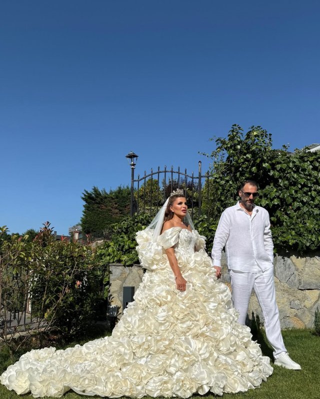 55 Yaşındaki Astrolog Nuray Sayarı İkiz Bebek Beklediğini Duyurdu