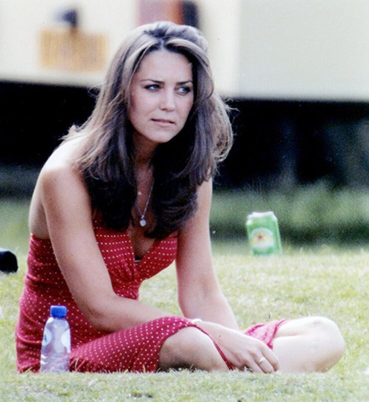 Kate Middleton Kraliyet Protokolü Nedeniyle Renkli Tarzını Geride Bıraktı