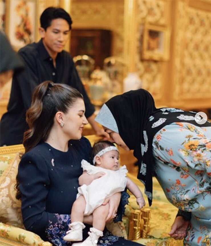 Brunei Sultanının Torunu Prenses Zahra Mariam Dedesiyle İlk Kez Buluştu