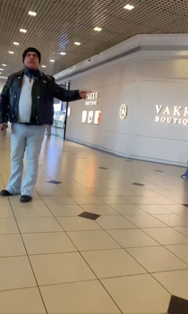 Ajdar Alışveriş Merkezinde Fotoğraf İsteyen Gençlere Sert Çıktı