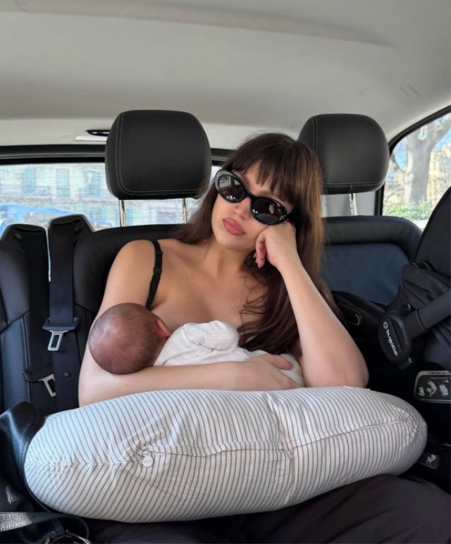 Ursula Corbero Bebeğini Emzirirken Samimi Anı Paylaştı