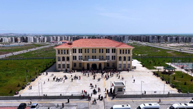 Bakan Kurum Diyarbakır'daki Yeni Okulda 23 Nisan Coşkusunu Paylaştı