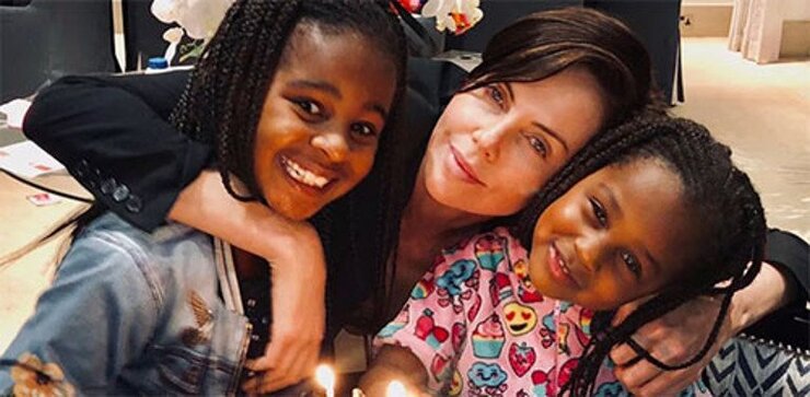 Charlize Theron Hawaii Tatilinde 50 Yaşında Büyüledi