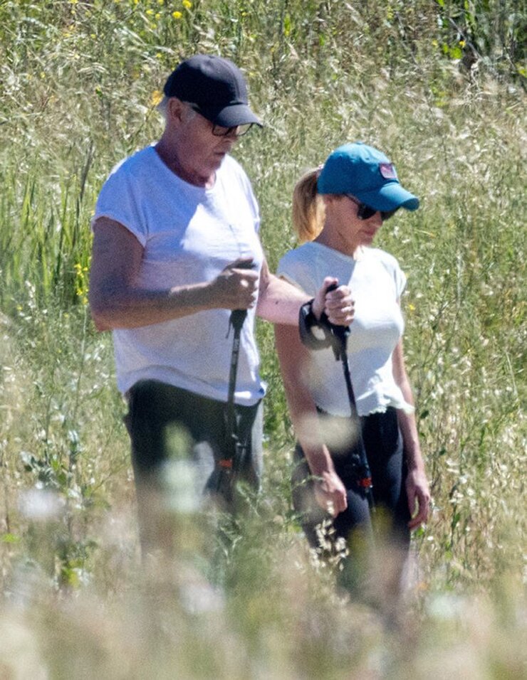 David Hasselhoff Ameliyat Sonrası Eşinin Desteğiyle Yürüdü