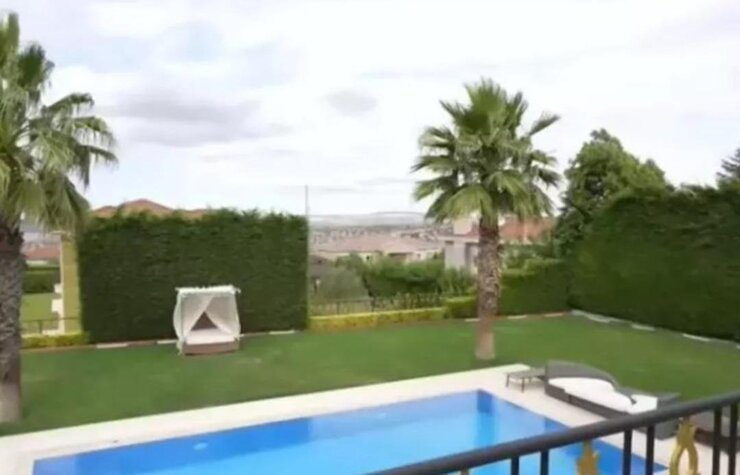 Berdan Mardini Villasını Paylaştı Havuzlu Sahneler Sosyal Medyayı Salladı