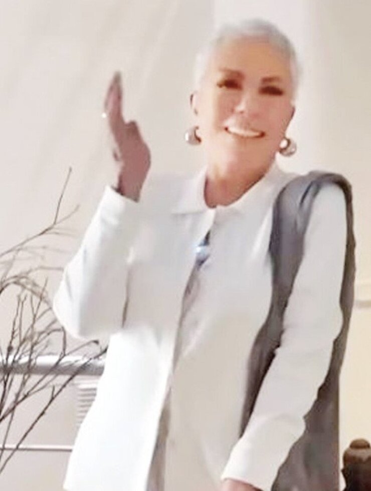 Semiramis Pekkan Kemoterapi Sonrası Doğal Saçlarıyla Göründü