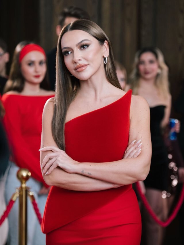 Sinan Burhan Hadise'nin Sahne Kostümünü Sert Sözlerle Eleştirdi