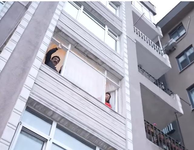 Hakkı Bulut 63 Yıllık Eşiyle Mütevazı Dairesini Paylaştı