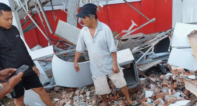 Endonezya'da 7.4 Büyüklüğünde Deprem Ağır Hasara Yol Açtı