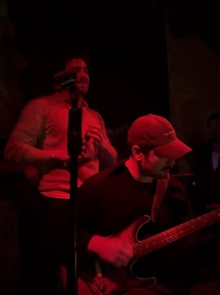 Çağatay Ulusoy Sevgilisinin Doğum Günündе Gitar Çaldı