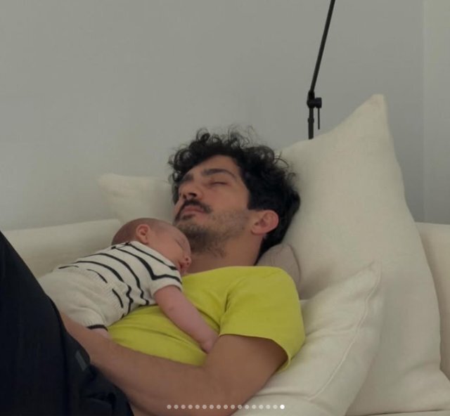 Ursula Corbero Bebeğini Emzirirken Samimi Anı Paylaştı