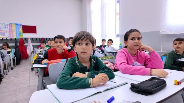 Bakan Kurum Diyarbakır'daki Yeni Okulda 23 Nisan Coşkusunu Paylaştı