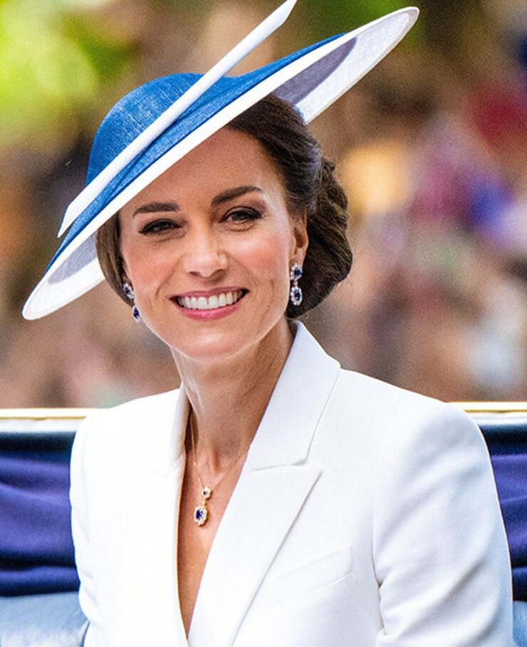 Kate Middleton Kraliyet Protokolü Nedeniyle Renkli Tarzını Geride Bıraktı