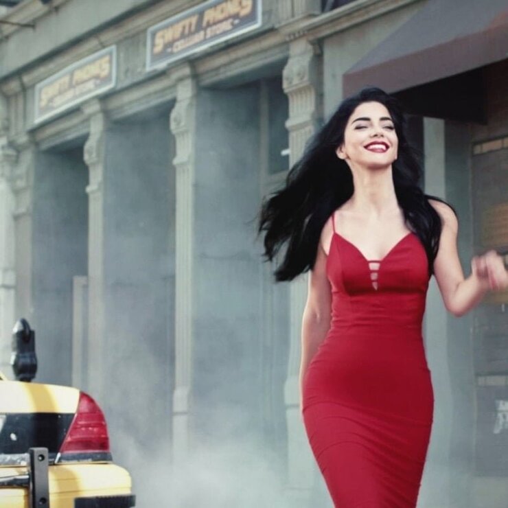 Merve Boluğur Aşırı Filtreli Fotoğrafıyla Takipçilerini Şaşırttı