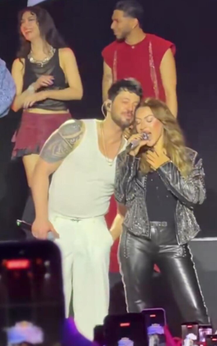 Hadise Ve Murat Boz Sahnede Kıyafet Üzerine Espri Yarıştırdı