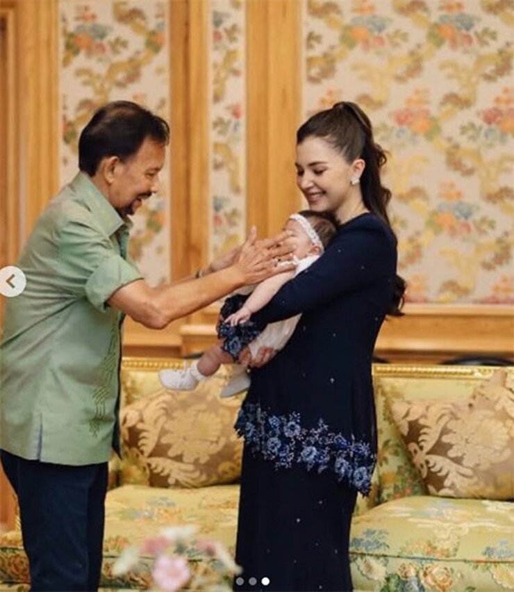 Brunei Sultanının Torunu Prenses Zahra Mariam Dedesiyle İlk Kez Buluştu