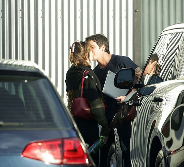 Dakota Johnson Chris Martin İlişkisini Bitirip Tucker Pillsbury İle Görüntülendi