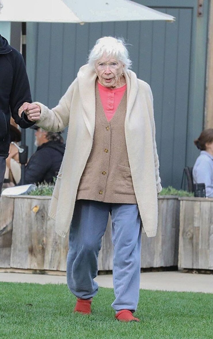 Shirley MacLaine 92. Yaşını Asistanıyla Kutladı