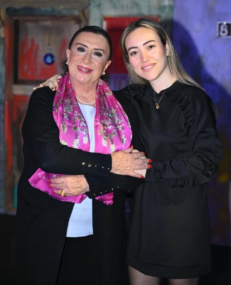 Müjdat Gezen'in Daveti Perran Kutman'ı Sahnelere Geri Getirdi