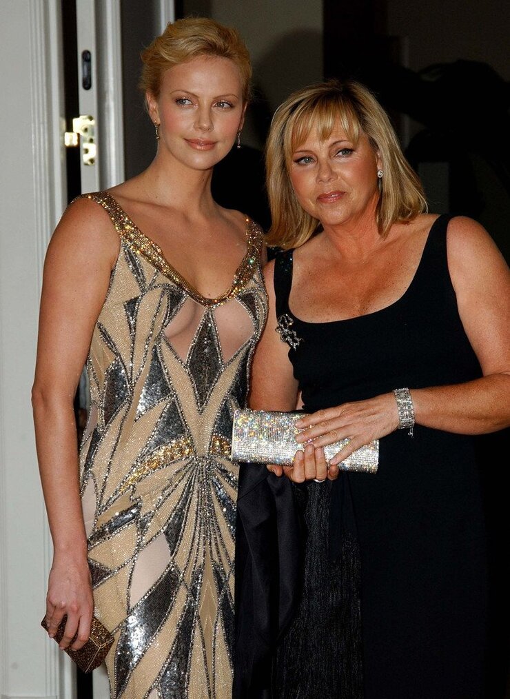 Charlize Theron Annesinin Babasını Vurduğu Geceyi Anlattı