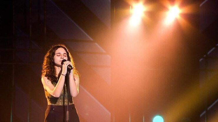 Naz Çavuşoğlu Belçika O Ses Sahnesinde Dört Jüriyi Döndürdü