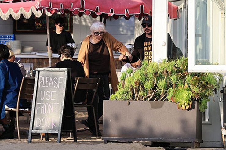 Shirley MacLaine 92. Yaşını Asistanıyla Kutladı