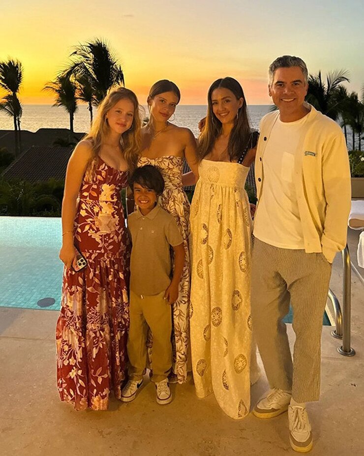 Jessica Alba Yeni Sevgilisini Oğluyla Tanıştırdı