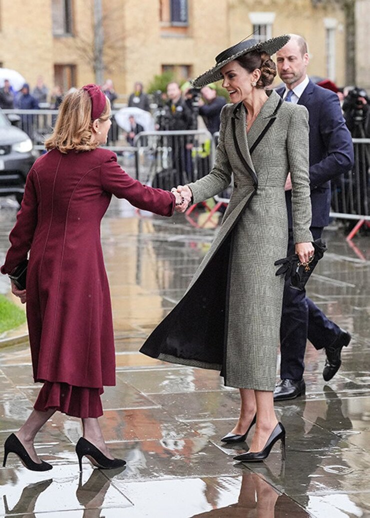 Kate Middleton Yaz Sıcağında Manto Giymek Zorunda