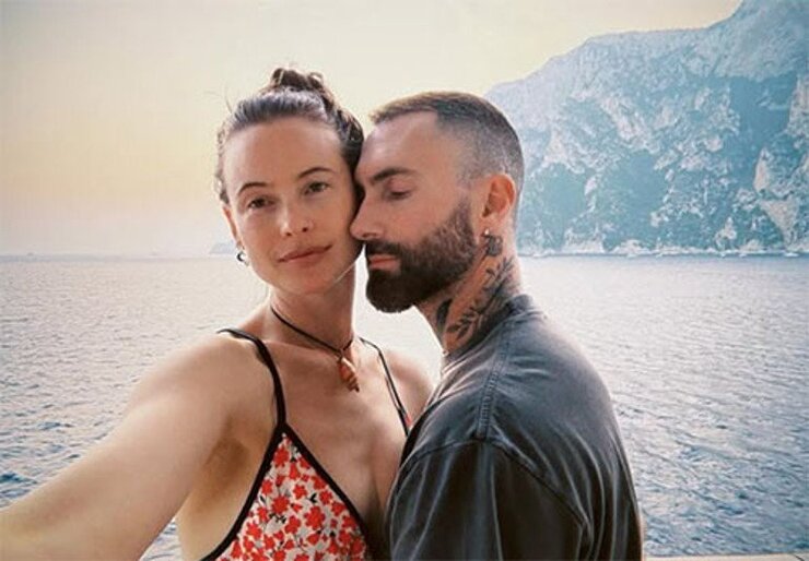 Behati Prinsloo Kocasının Telefonunu Her Gün Kontrol Ediyor