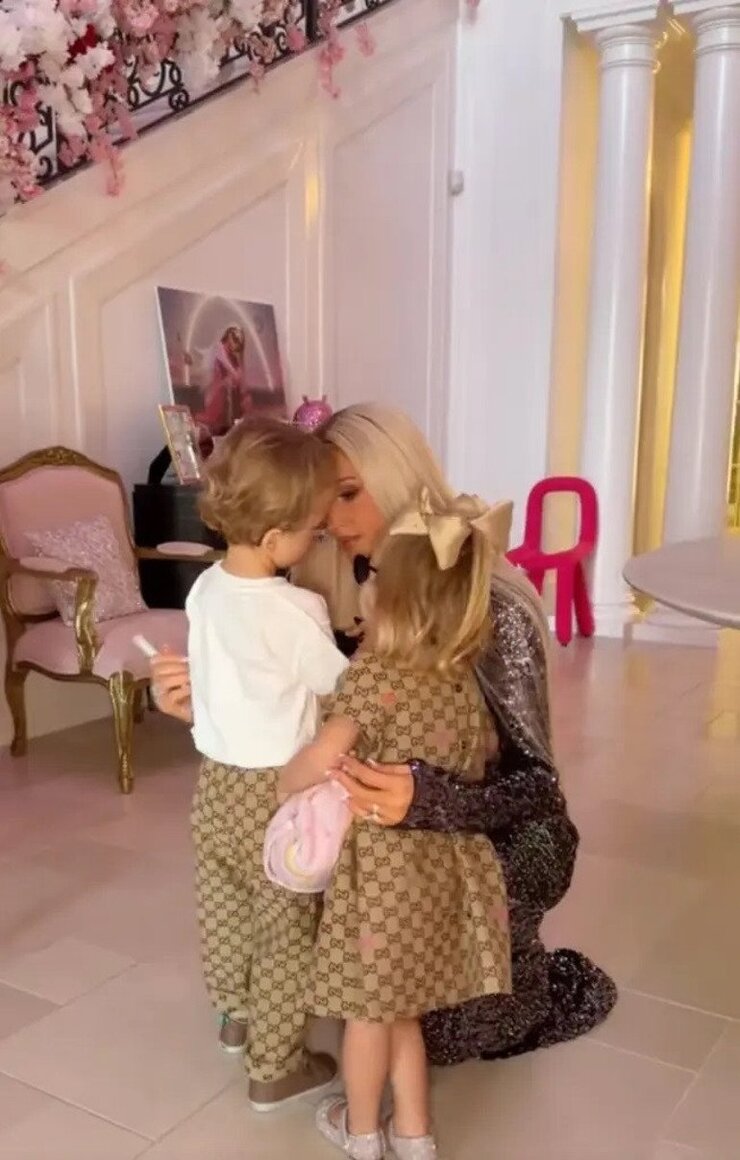 Paris Hilton Çocuklarını Binlerce Dolarlık Gucci Kıyafetle Giydirdi