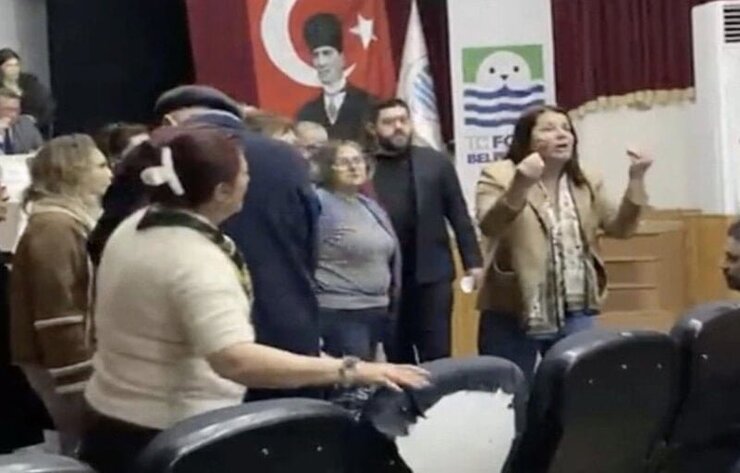 ADD Foça Seçimlerinde Belediye Başkanı Sinirlenip Bağırdı