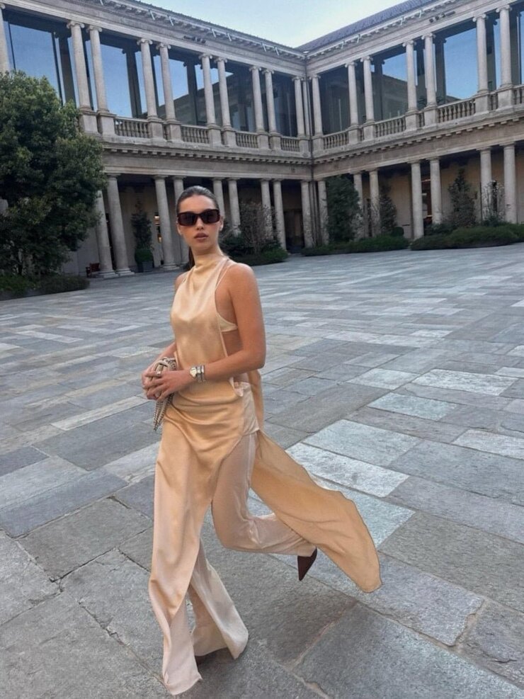 Afra Saraçoğlu Milano Tatilinden Şık Kareler Paylaştı