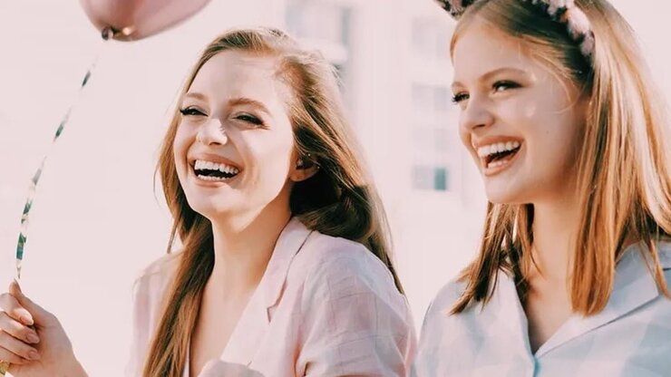 İpek Yazıcı Ve Kardeşi Duru Birbirine Olan Benzerlikleriyle Dikkat Çekti